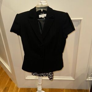 suit top has short sleeves size 4